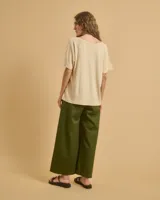 Remera marrón de lino y algodón, con escote en V y mangas cortas.