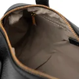 Bolso tipo baúl de cuero sintético graneado color negro, con doble asa de mano y correa bandolera ajustable y extraíble. Tiene cierre superior, herrajes dorados y logo XL Extra Large en relieve en el frente. El interior está forrado en tela de algodón y poliéster y cuenta con un bolsillo con cierre y dos bolsillos abiertos.