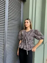 Blusa de corte suelto con estampado de animal print y mangas voluminosas.