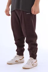 Pantalón de jogging marrón de algodón grueso con interior abrigado, corte amplio, tiro medio, cintura elástica con cordón, bordado mini “vernal” en pierna izquierda, cierres en botamanga para regular el ajuste y detalle de logo V en bordado mini sobre la pantorrilla.