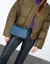 Campera bomber verde militar con cierre frontal y diseño acolchado.