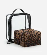 Kit de tres neceseres: uno grande transparente con asa y dos medianos con estampado animal print de leopardo y cierre de cremallera.