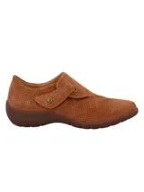 Zapato marrón de cuero con empeine cerrado y ajuste de velcro.