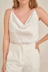 Musculosa blanca de seda con breteles finos y escote drapeado.