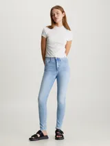 Jeans skinny tiro alto Calvin Klein, color celeste claro, confeccionados con denim elástico y fibras recicladas.