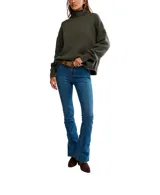 Suéter de tejido de punto grueso, color azul eléctrico, con cuello alto y calce oversized.