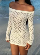 Vestido corto de tejido calado color blanco, con escote off-shoulder y mangas largas.