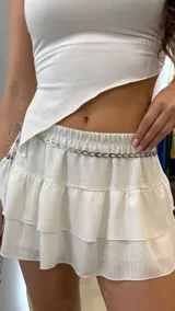 Cinturón plateado tipo caderín, con cadena de eslabones ovalados.