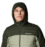 Campera Columbia con capucha, color verde oliva en la parte superior y gris claro en la parte inferior. Cuenta con cierre frontal, bolsillos laterales con cierre y logo de la marca en el pecho.