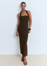 Vestido midi marrón de corte recto con escote halter y tirantes anchos.