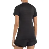 Remera deportiva negra de poliéster con mangas cortas y logo Umbro en la manga derecha.