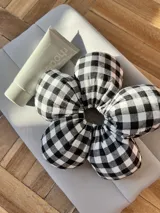 Colita de pelo acolchonada con forma de flor, con estampado vichy blanco y negro.