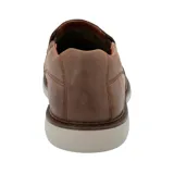 Zapato slip-on de cuero color marrón con suela de goma EVA.
