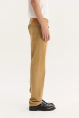 Pantalón de gabardina color beige, corte recto, con bolsillos delanteros y traseros.