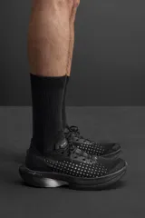 Zapatilla deportiva para correr largas distancias, color gris y negro, con parte superior de tejido de punto transpirable y suela de TPE-A. Cuenta con placa de carbono interna, plantilla interior OrthoLite®, stack de 39 mm y drop de 8 mm. Marca Zara Athleticz.