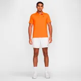 Short deportivo blanco de tenis NikeCourt Advantage para hombre, con cintura elástica, bolsillos laterales y logo de NikeCourt en el muslo.