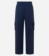 Pantalón largo color verde oliva, de corte pijama, confeccionado en malla orly. Presenta cintura elástica con lazo, bolsillos laterales tipo cargo y corte fluido.