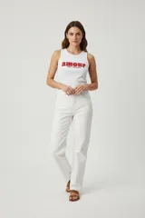 Musculosa blanca de algodón con cuello redondo y estampado frontal con la palabra "amour" en rojo y la frase "pour toujours" en negro.