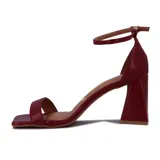 Sandalia negra de mujer con una tira ancha en la parte delantera del pie y tira fina con hebilla alrededor del tobillo. Posee un taco grueso y geométrico de altura media.