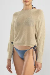 Sweater dorado tejido en jersey con lurex, de escote bote y manga larga. Tiene un tigre insignia de Polonio en la espalda.