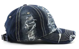 Pack de gorros tipo baseball, con visera y corona, confeccionados en tela de jean con efecto desgastado y roturas. Se muestran tres tonos: azul oscuro, azul claro y negro.
