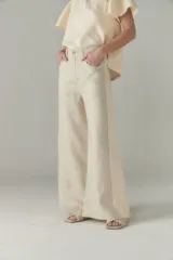 Pantalón de lino con corte estilo jean, detalles laterales a contratono.