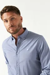 Camisa de hombre a rayas verticales azules y blancas, corte slim fit, con logo bordado en el pecho.