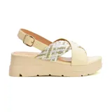Sandalias color beige con plataforma y tiras cruzadas, una lisa y otra tejida en tonos beige, blanco y dorado.