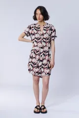 Vestido corto camisero con estampado de rayas en blanco y negro, de corte suelto y manga corta.