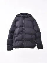 Campera puffer negra con capucha y cierre frontal.