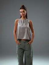 Musculosa beige de corte recto y cuello redondo.