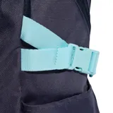 Mochila deportiva Adidas, color azul marino oscuro, con tres franjas verticales en celeste claro, blanco y celeste, y logo de Adidas en dorado. Presenta correas ajustables y detalles en celeste claro.