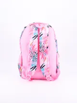 Mochila rosa con estampado de hojas de palmera en tonos rosa, celeste, amarillo y negro. Tiene dos compartimentos principales con cierre, un bolsillo frontal con cierre, dos bolsillos laterales de malla y correas ajustables.