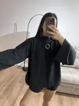 Sweater negro de tela Aspen, de corte holgado y mangas anchas.