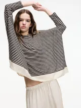 Sweater negro a rayas horizontales con cuello redondo y mangas largas ajustadas.