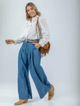 Camisa color crema de broderie, corte holgado, con cuello mao y mangas largas abullonadas con bordados florales.