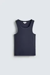Conjunto de pijama color gris compuesto por una camiseta sin mangas de corte ajustado y un bóxer corto con cintura elástica y botones.