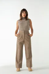 Pantalón de tiro alto color marrón con textura, pierna recta y bolsillos laterales.