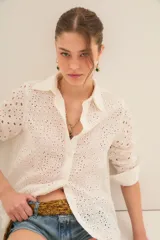 Camisa blanca de algodón con bordado inglés, corte regular, cuello clásico, cartera con botones ocultos y mangas largas.