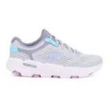 Championes deportivos Skechers Go Run 7.0 Escape, color gris con detalles en celeste y lila. Capellada de malla técnica transpirable, plantilla Air-Cooled Goga Mat, tecnología Hyper Pillar de alto rebote y amortiguación ligera ULTRA GO.
