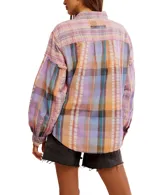 Camisa a cuadros de corte relajado y extragrande, confeccionada en un tejido liviano de algodón. Lleva cuello clásico, cierre frontal con botones y mangas largas con hombros caídos. Los detalles de volantes en los ribetes aportan textura y un toque distintivo, mientras que los puños se ajustan con botón.