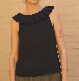 Blusa sin mangas color negro, con escote redondo adornado con un volado plisado que cae sobre los hombros.