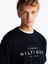Remera azul marino de algodón con cuello redondo y logo de Tommy Hilfiger estampado en el pecho.