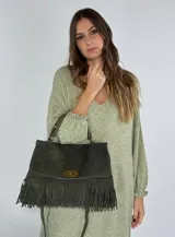 Cartera de gamuza color marrón con detalles de flecos.