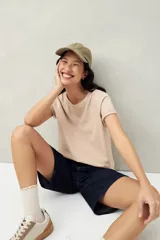 Remera blanca de algodón con cuello redondo y mangas cortas.