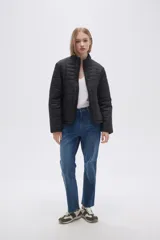 Campera puffer negra con cuello mao y cierre frontal con cremallera.
