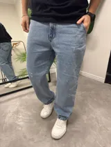 Pantalón de jean celeste claro, corte baggy, con roturas y desgaste.