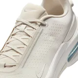 Zapatillas Nike Air Zoom Upturn SC color crema, con capellada de malla transpirable, entresuela amortiguada y unidad Zoom Air en el talón.