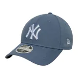 Gorra New Era 9Forty color azul con logo de los New York Yankees bordado en blanco en el frente y logo de New Era bordado en blanco en el lateral.