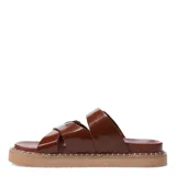 Sandalias marrones con tiras anchas de cuero sintético y hebillas doradas.
